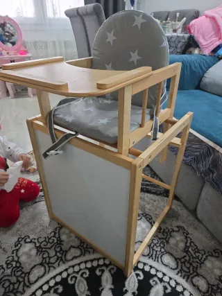 Trona de madera con cojín