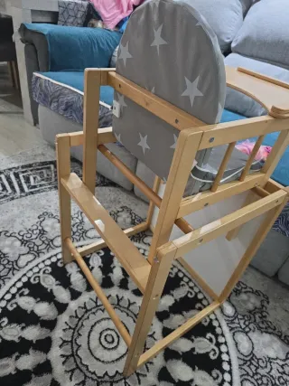 Trona de madera con cojín