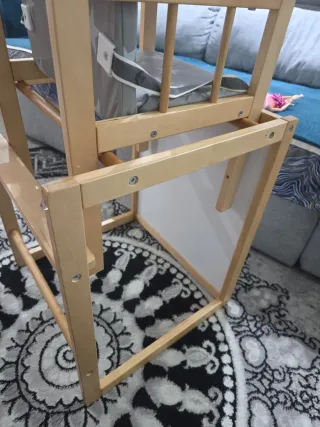 Trona de madera con cojín