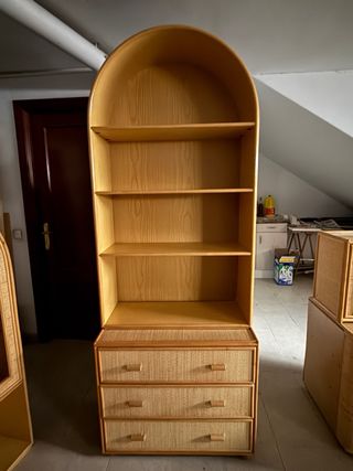 Mueble de mimbre y madera con vitrina