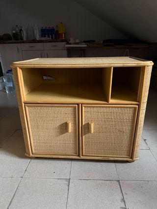 Mueble de mimbre y madera con vitrina
