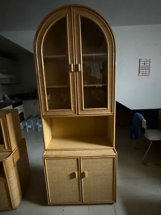 Mueble de mimbre y madera con vitrina