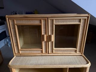 Mueble de mimbre y madera con vitrina