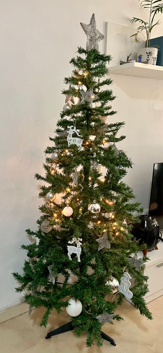 Árbol de Navidad con adornos y luces