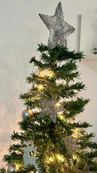 Árbol de Navidad con adornos y luces