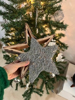 Árbol de Navidad con adornos y luces