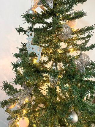 Árbol de Navidad con adornos y luces