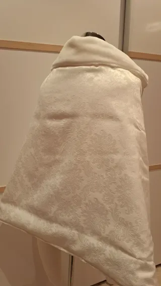 Capa y pañuelo blanco para bebé