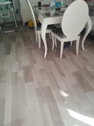 Mesa de comedor y 2 sillas