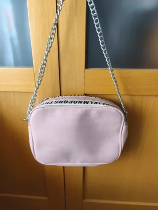 Bolso bandolera rosa con cadena