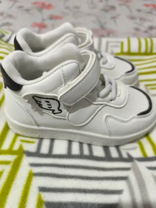 Sapato infantil branco novo