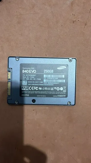 2x SSD Samsung 860 EVO 250GB + 840 EVO