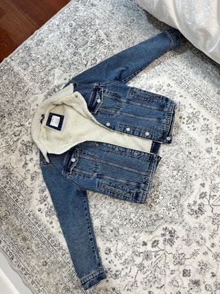 Chaqueta vaquera Bershka forrada de borrego.XS