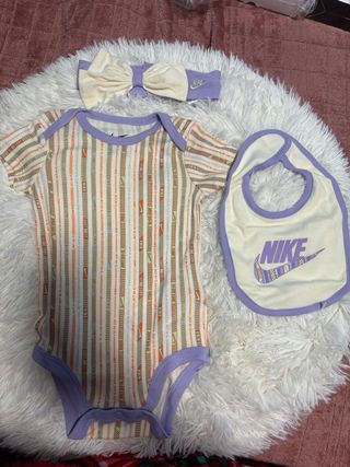 Conjunto bebé Nike body, babero y diadema