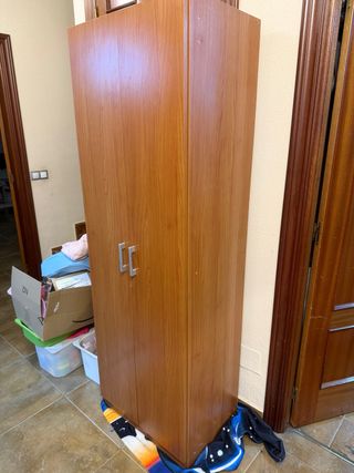 Armario de madera con baldas