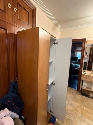 Armario de madera con baldas