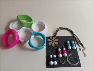 Lote Bisutería: Pulseras, Pendientes ,Collar flor.