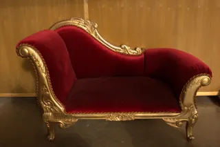 Diván Dorado y Terciopelo Rojo