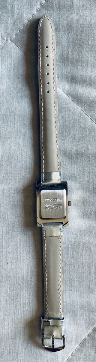 Reloj de pulsera plateado Necesita pila