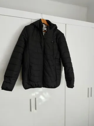 Chaqueta negra acolchada con capucha i calentador
