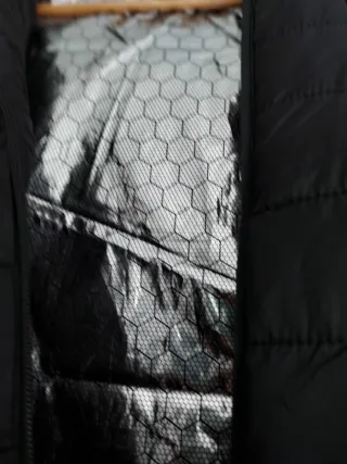 Chaqueta negra acolchada con capucha i calentador