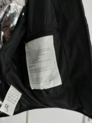 Chaqueta negra acolchada con capucha i calentador