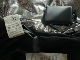 Chaqueta negra acolchada con capucha i calentador