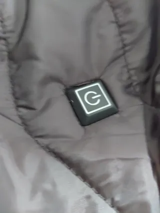 Chaqueta negra acolchada con capucha i calentador