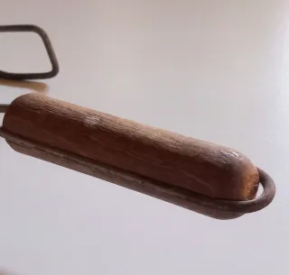 Antico supporto per ferro da stiro.