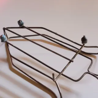 Antico supporto per ferro da stiro.