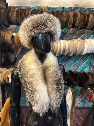 Collo di pelliccia beige argento