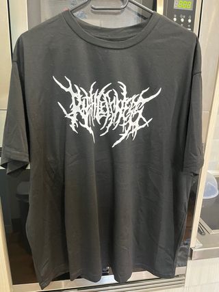 Camiseta negra con estampado gráfico