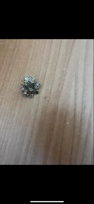 Spilla dorata a forma di rosa