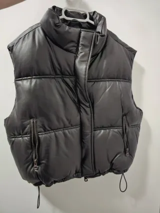 Chaleco acolchado marrón sin estrenar.