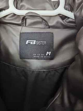 Chaleco acolchado marrón sin estrenar.