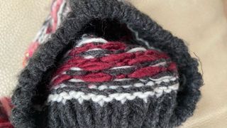 Gorro de punto multicolor con pompón