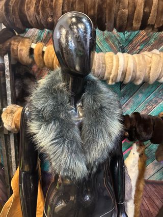 Collo di pelliccia grigio e marrone