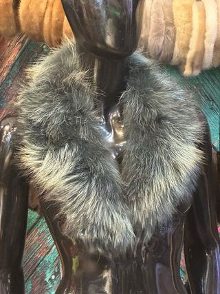 Collo di pelliccia grigio e marrone