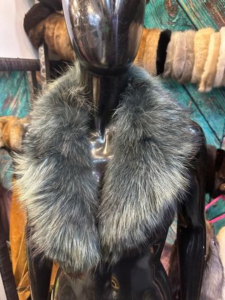 Collo di pelliccia grigio e marrone