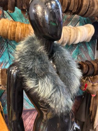 Collo di pelliccia grigio e marrone