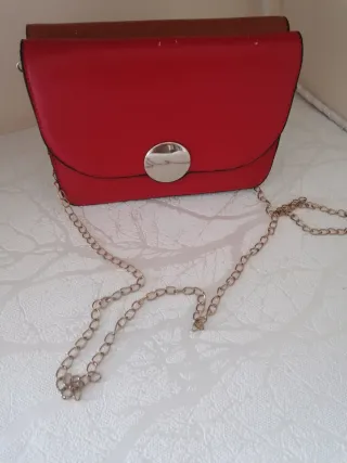 Bolso rojo y castaño con cierre metálico