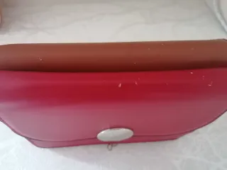 Bolso rojo y castaño con cierre metálico