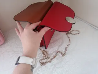 Bolso rojo y castaño con cierre metálico