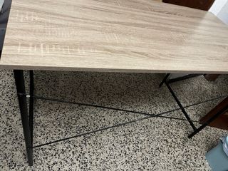 Escritorio de madera gris con matriz beige