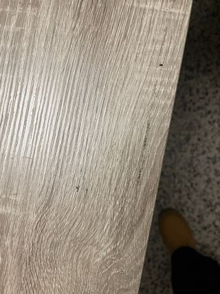 Escritorio de madera gris con matriz beige