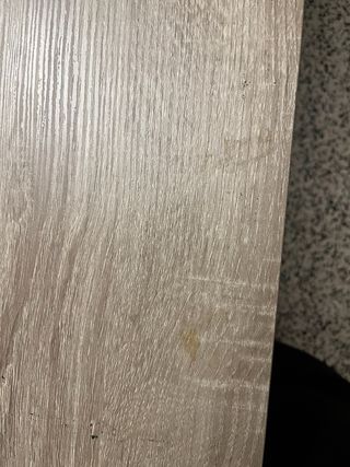 Escritorio de madera gris con matriz beige