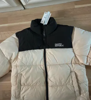 Anorak Pull&Bear beige y negro