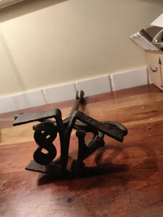 Antiguo marcador de hierro forjado