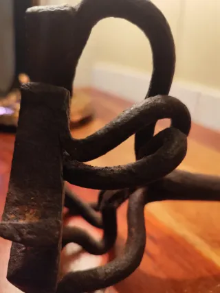 Antiguo marcador de hierro forjado