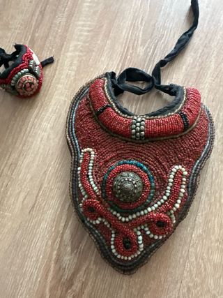 Collar artesanal con cuentas y detalles